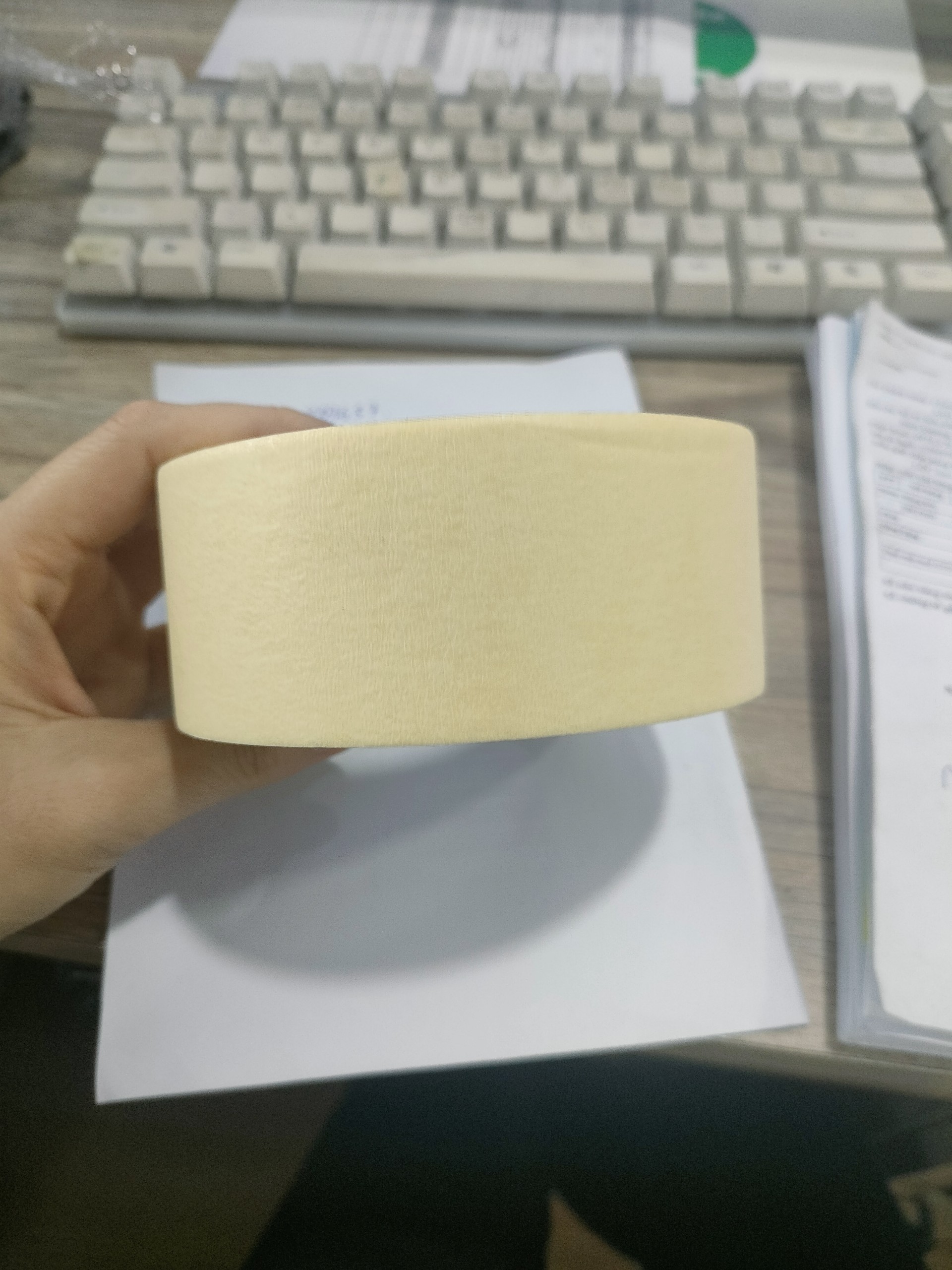 Băng keo giấy kem 47mm*22m 1 cây