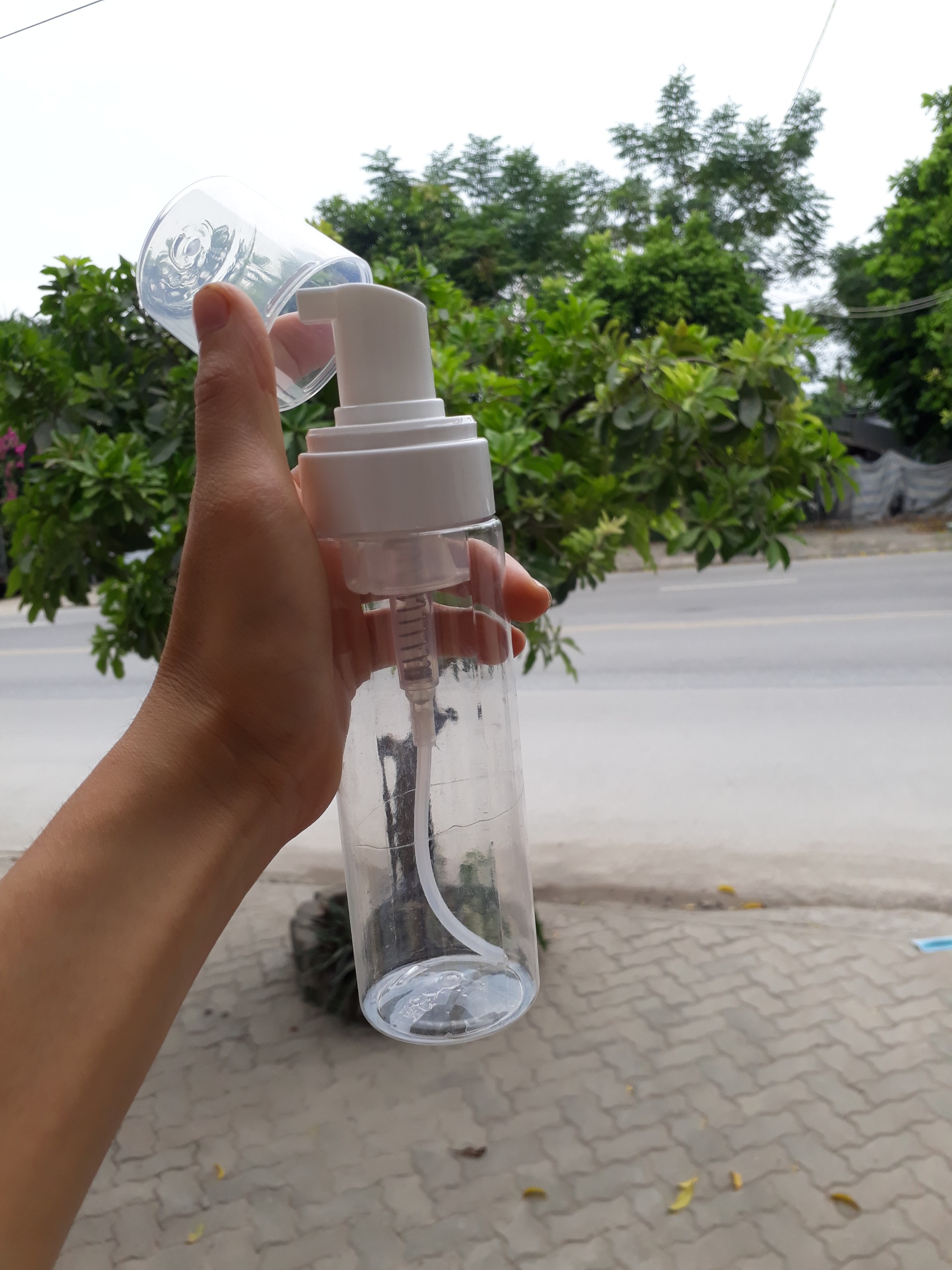 Bình tạo bọt vệ sinh hình xăm