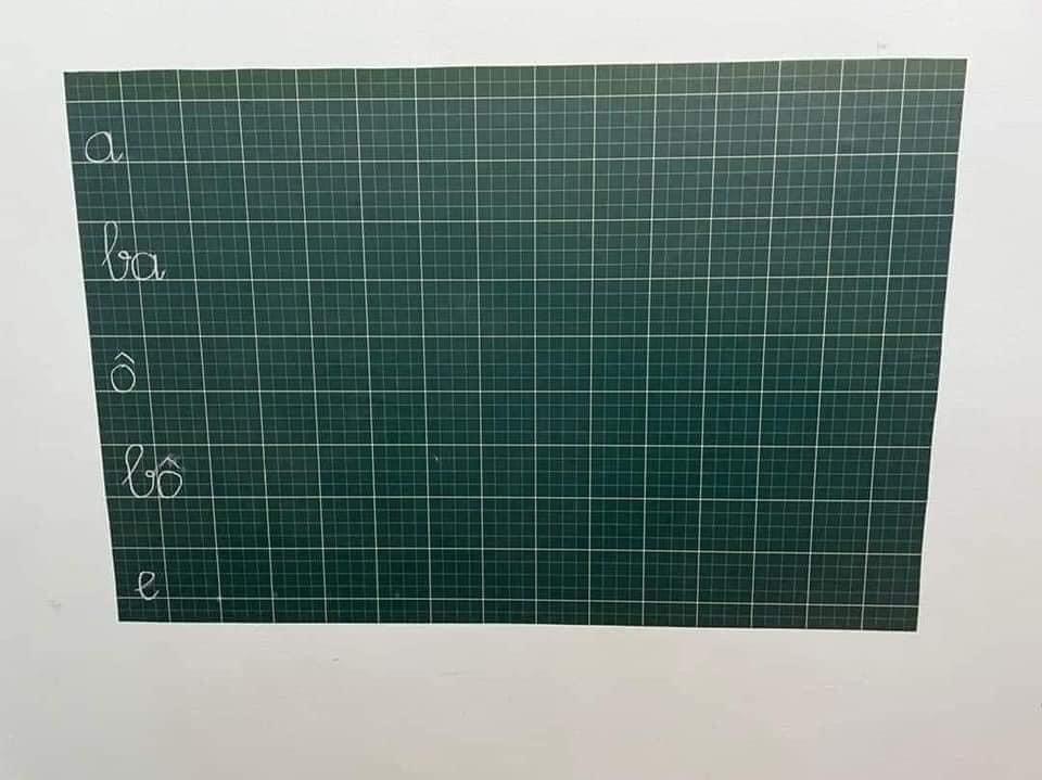Bảng decal kẻ ô dán tường viết phấn, màu xanh, 4 li