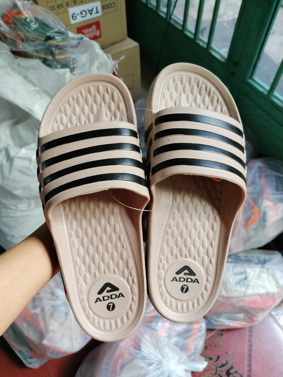 Dép nam quai ngang 55r01 sọc đen-đế vàng ánh kim thái lan hiệu adda