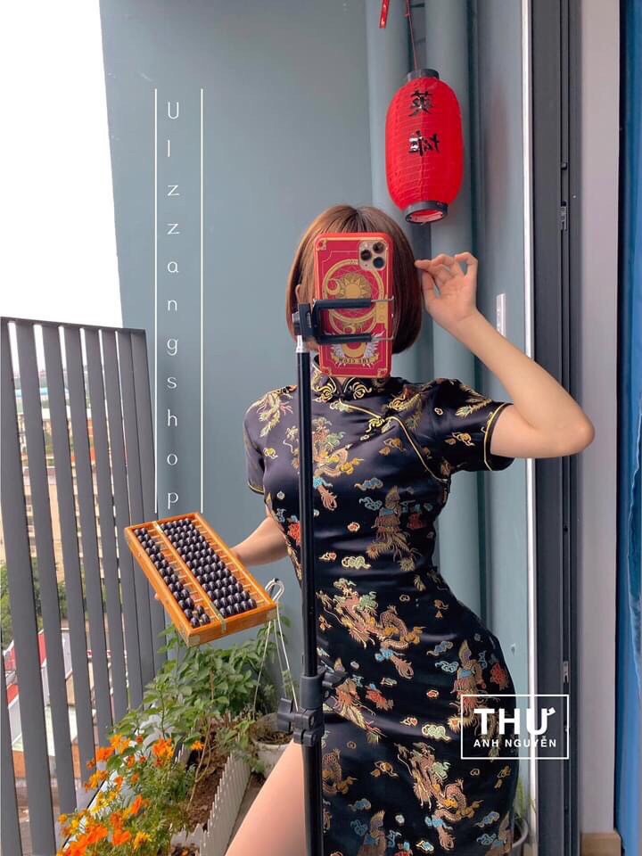 Đầm body cổ tàu xẻ đùi tay ngắn họa tiết