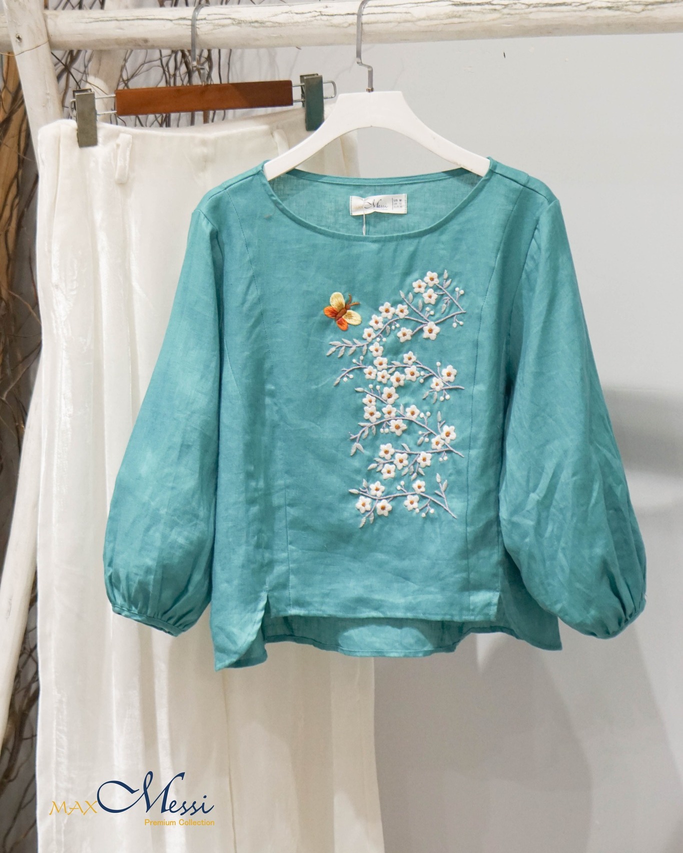MaxMessi - Áo top linen cao cấp thêu tay hoa mai tay lửng