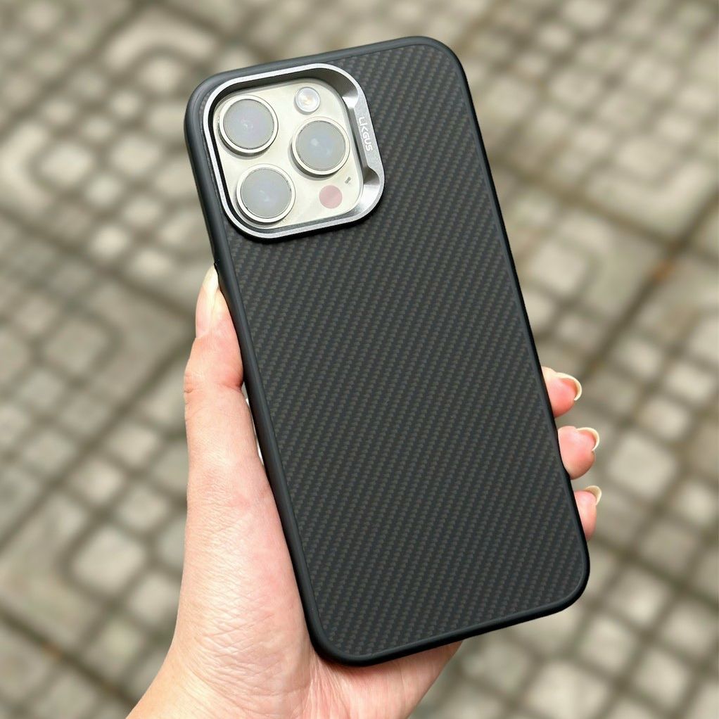 ỐP LƯNG VÂN CARBON FIBER iPhone 15 Pro/ 15 Pro Max/ 14 Pro Max/ 13 Pro Max/ 12 Pro Max hiệu Nillkin
