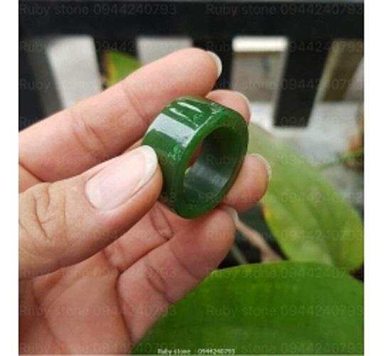 Nhẫn đá ngọc bích may mắn