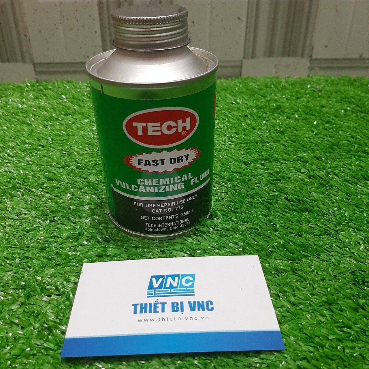 Lon keo vá săm lốp ô tô, xe máy nước xanh Tech 250ml