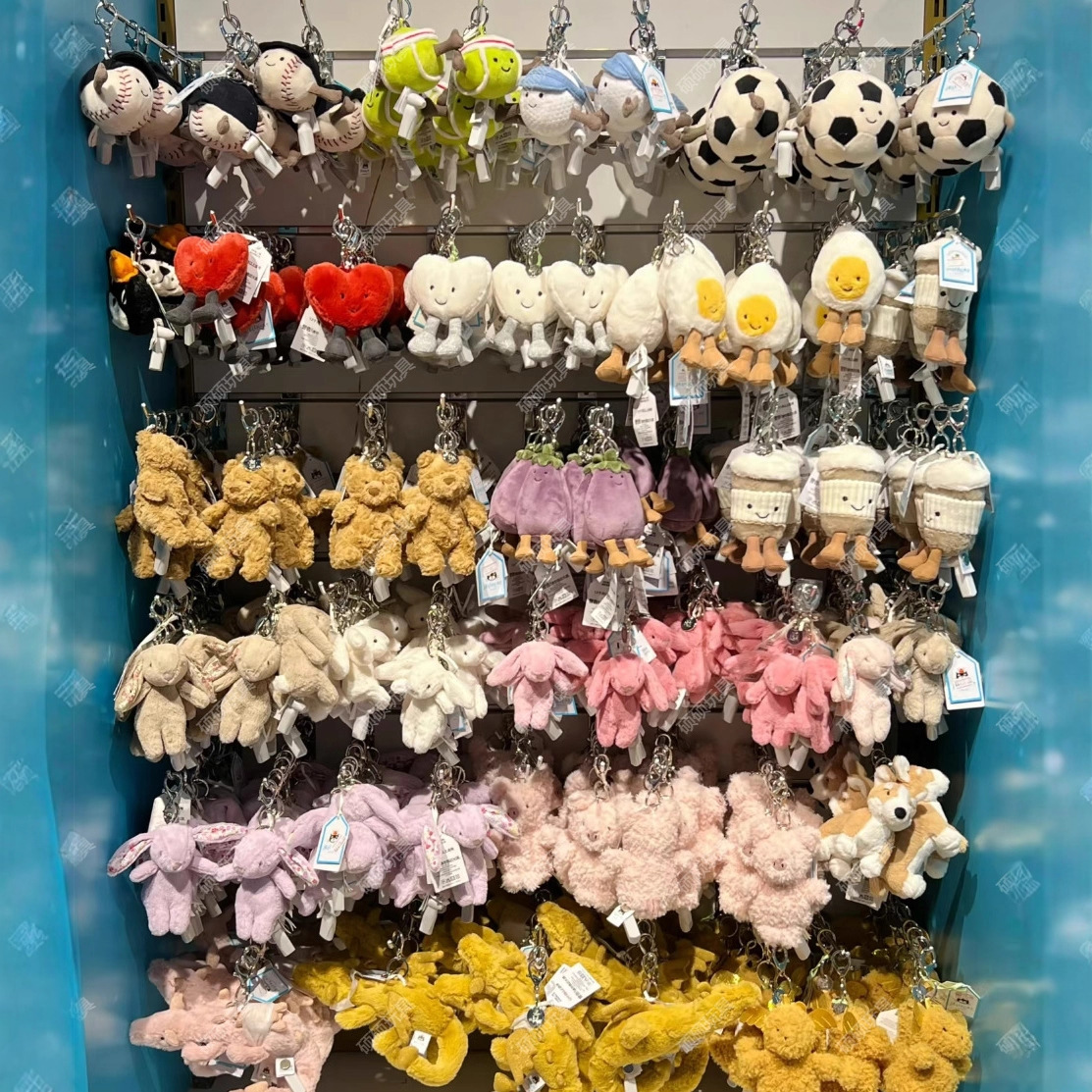 jellycat Mặt dây chuyền có đầy đủ ba nhãn hiệu và một con dấu thép, với các họa tiết Gấu Barcelona, Cà Tím và Bánh Sừng Bò, khiến nó trở thành một món quà hoàn hảo.