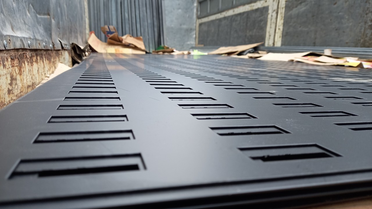 Kệ tôn đục lỗ CNC treo gạch men giá rẻ tại miền bắc | KỆ GẠCH HÀ NỘI chuyên sản xuất và phân phối tấm tôn đục lỗ CNC treo gạch cho các Showroom cửa hàng gạch ốp lát trên toàn quốc.