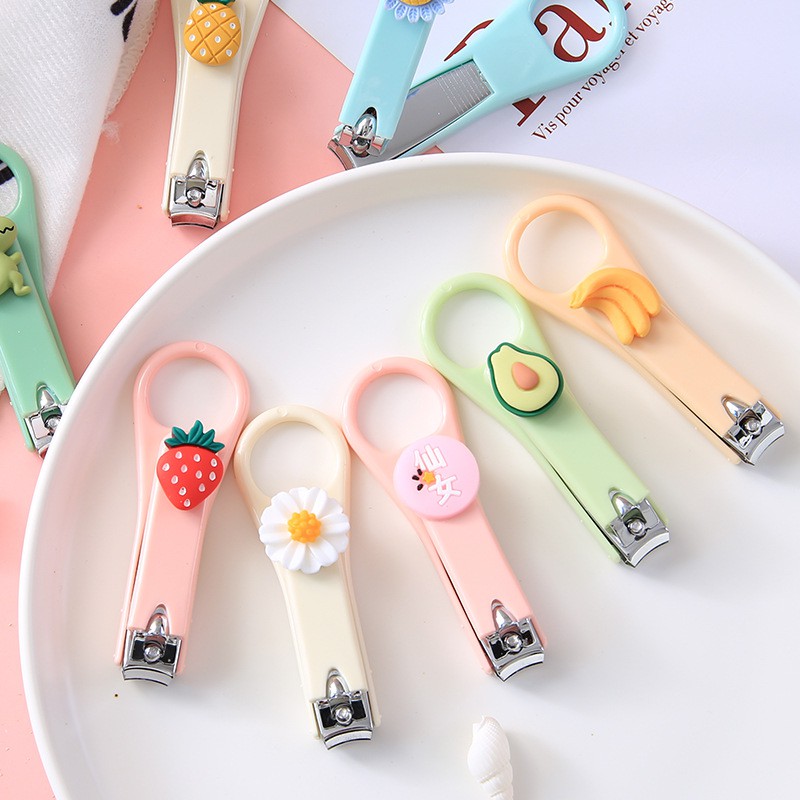 Bấm móng tay hoạt hình