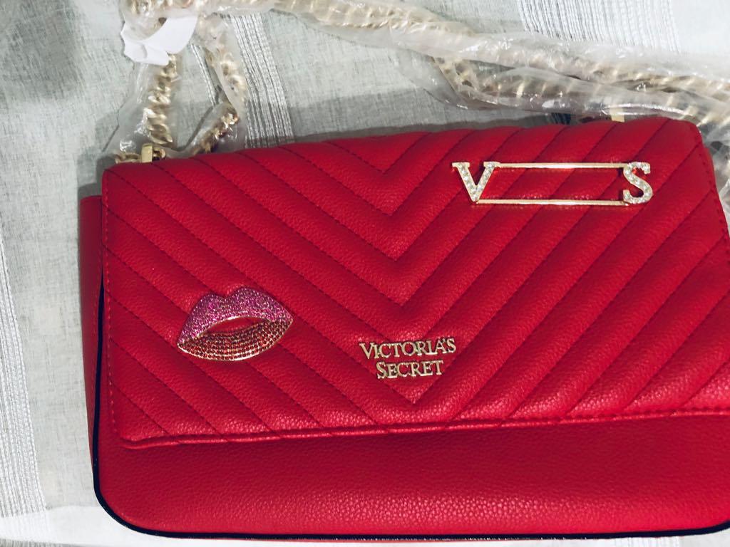 Túi xách Victoria Secret màu đỏ dây xích