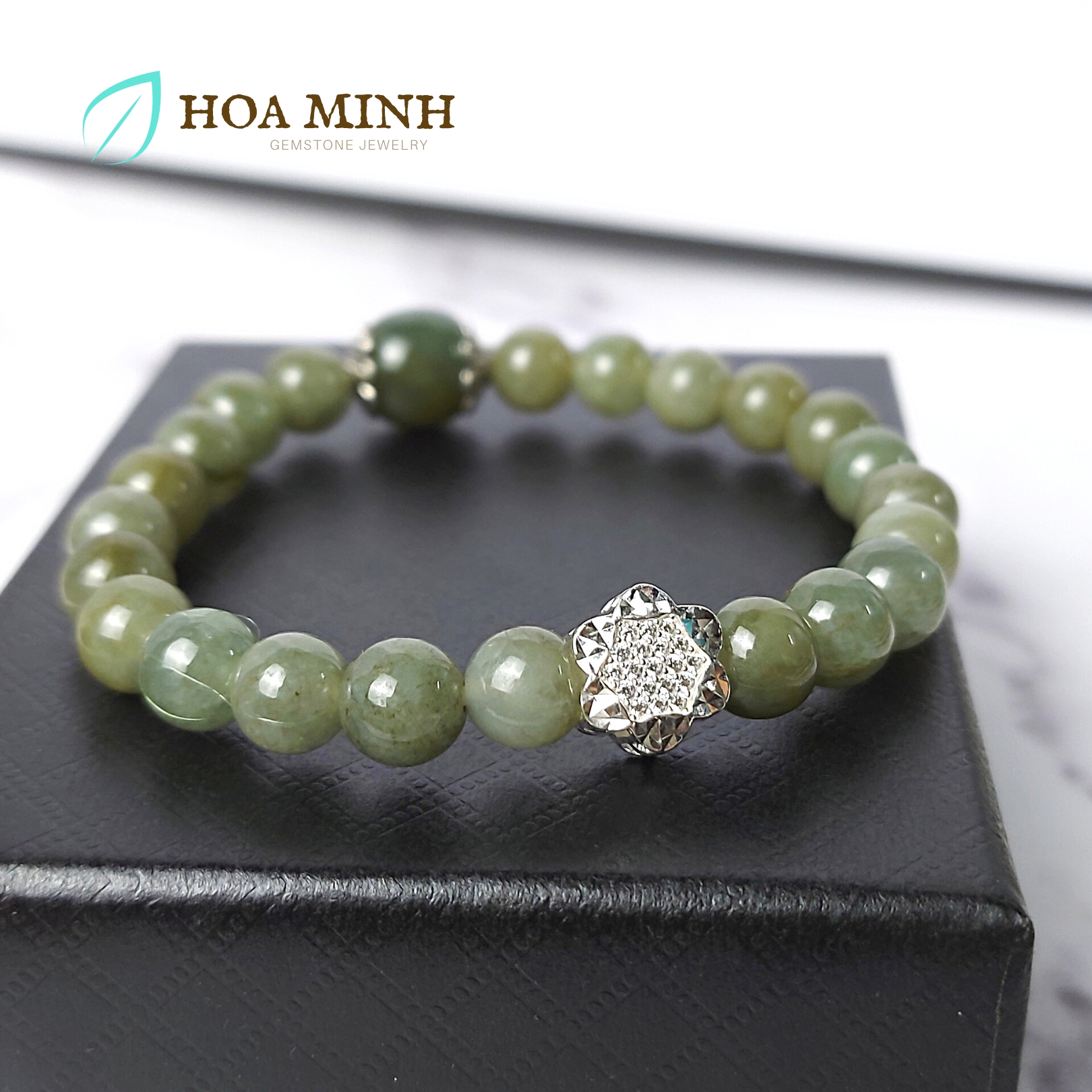 Vòng tay đá Cẩm Thạch dầu 7.5 li phối Charm hoa bạc viên Ngọc Hoà Điền, không kén mệnh | Hoa Minh Gem