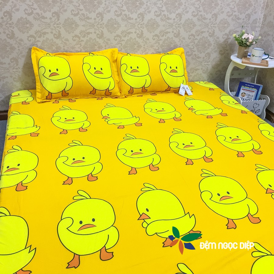 Bộ ga gối drap giường poly, ga trải giường kèm 2 vỏ gối nằm mẫu Gà Vàng dễ thương