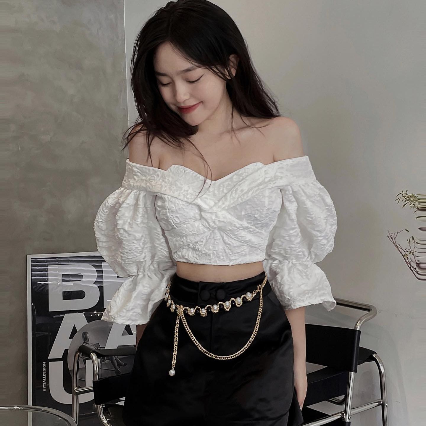 The fance | áo trễ vai croptop gấm xốp vân hoa nổi tay bồng cotton cloudy