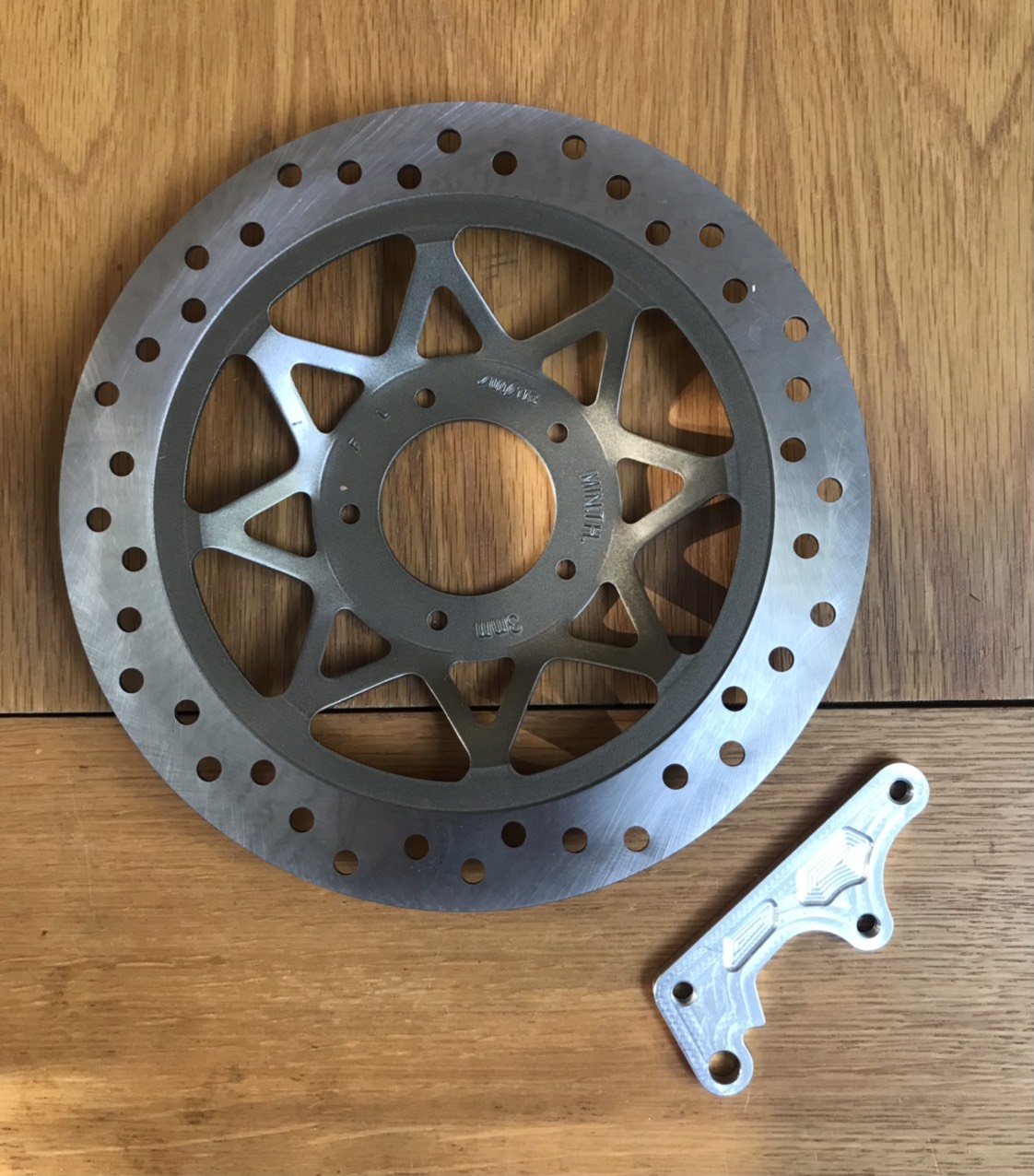 ĐĨA THẮNG 260MM THÁI 5 LỖ ỐC VÀ PÁT WAVE 110 FUTURE 110 GẮN ZIN THEO XE KHÔNG CHẾ CHÁO