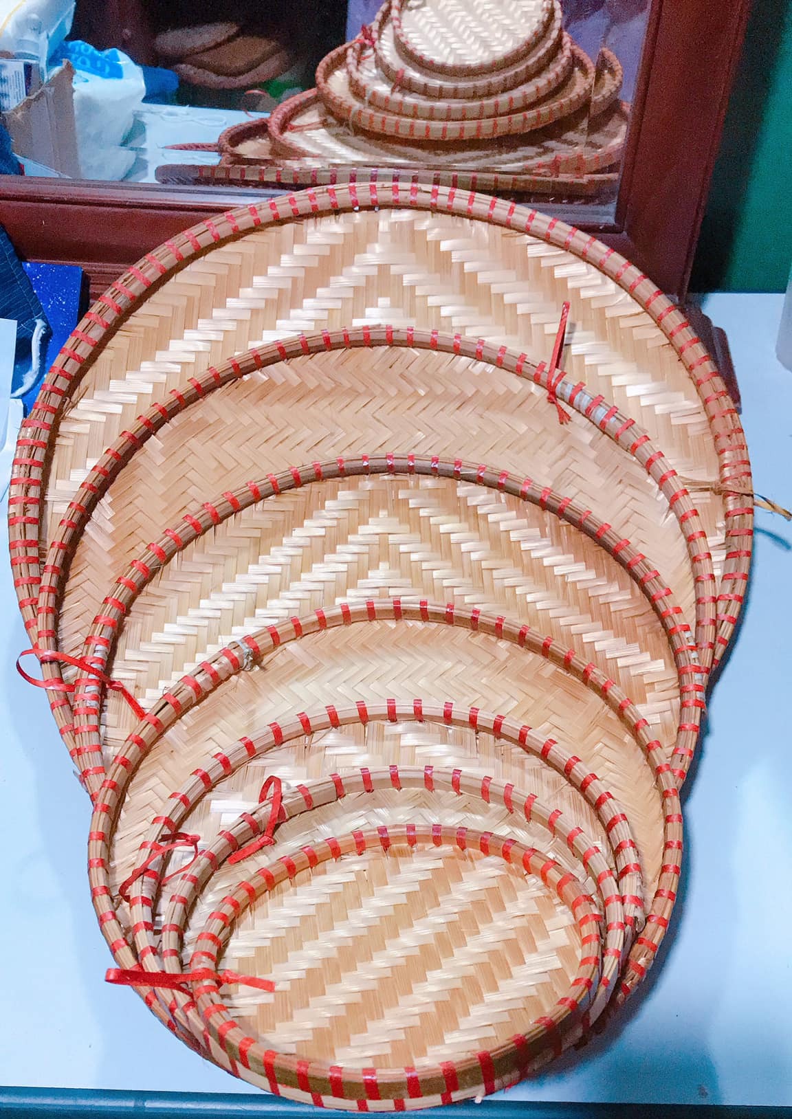 Mẹt tre viền đỏ 30cm