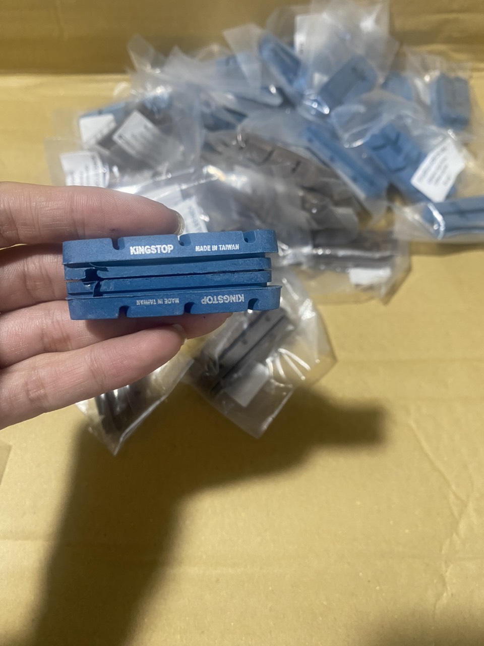 BỐ THẮNG CARBON ( 1 bộ 4 cái )