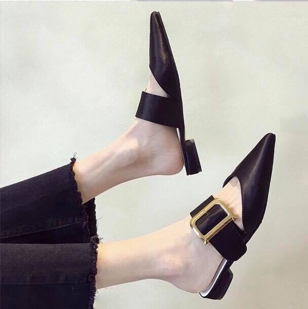 Giày sục nữ thời trang khóa chữ D mũi nhọn hở gót cực sang chảnh màu đen