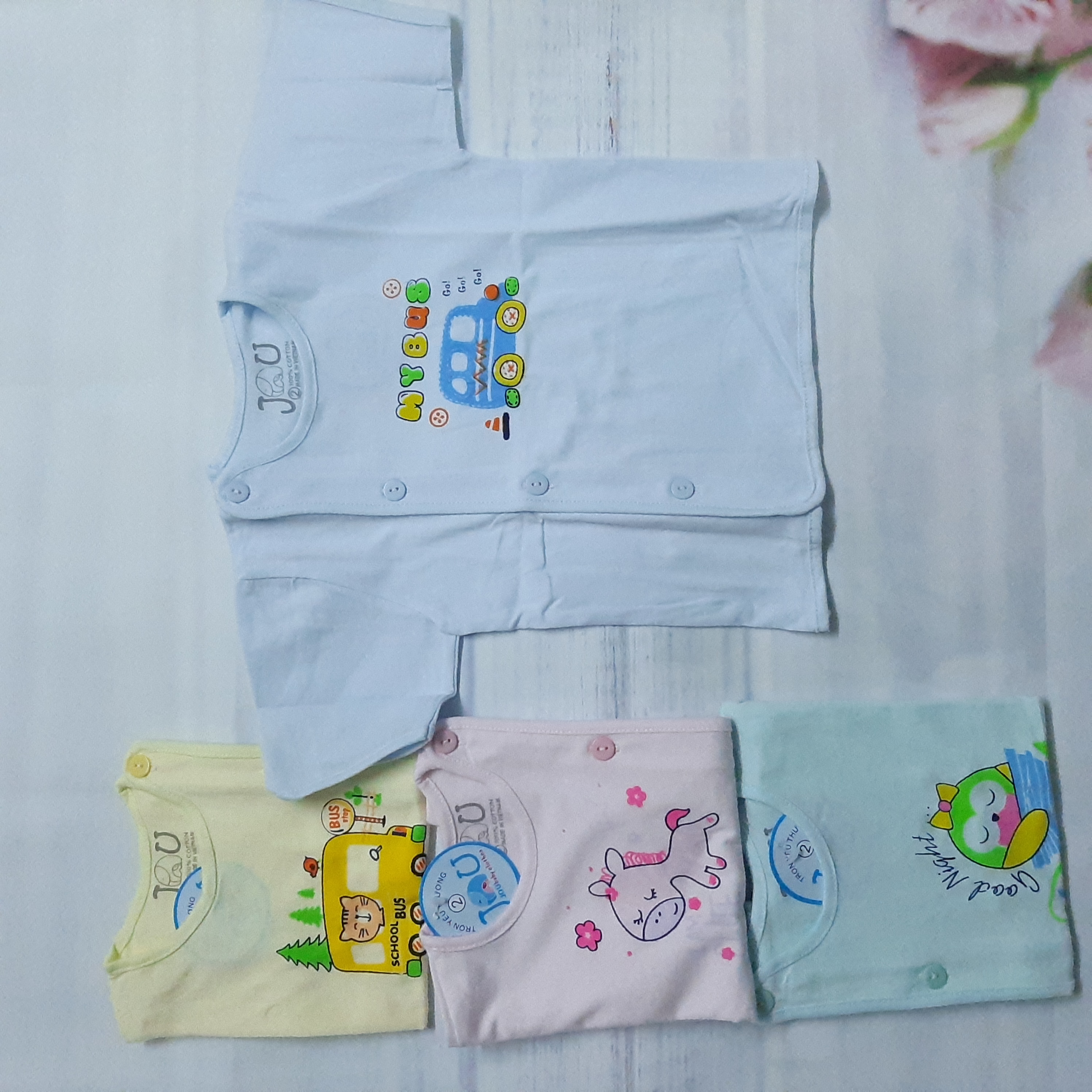 Combo 5 áo sơ sinh tay ngắn màu cài lệch jou/mẫu bác sĩ tay ngắn cài lệch/size 1 - 3 cho bé sơ sinh đến 9kg/chất vải 100%cotton, đẹp, mềm, in hình dễ thương