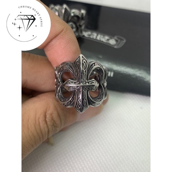 Nhẫn Chrome Heart bạc có bảo hành.
