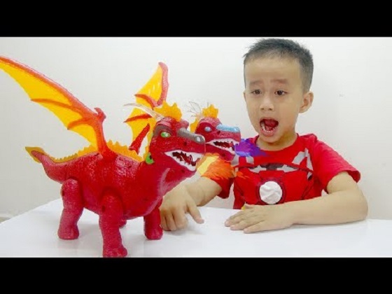 Con khủng long nhiều đầu biết tự đi có đèn nhạc âm thanh kích thích khả năng nghe của bé, siêu bền, Do choi khung long nhieu dau dung pin phat ra am thanh biet de trung danh riwng cho be trai hang cao cap
