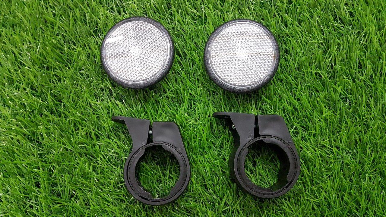 Mắt mèo màu trắng gắn phuột trước xe máy