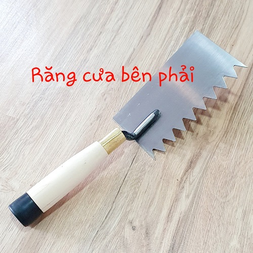 Bay Xây Vuông Lưỡi Thép 9x165cm Rãnh Răng Cưa Tam Giác Đều Cạnh 2cm Cán Gỗ Đuôi Bọc Nhựa ( Răng Phải)