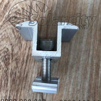 Bát kẹp giữa tấm pin mặt trời