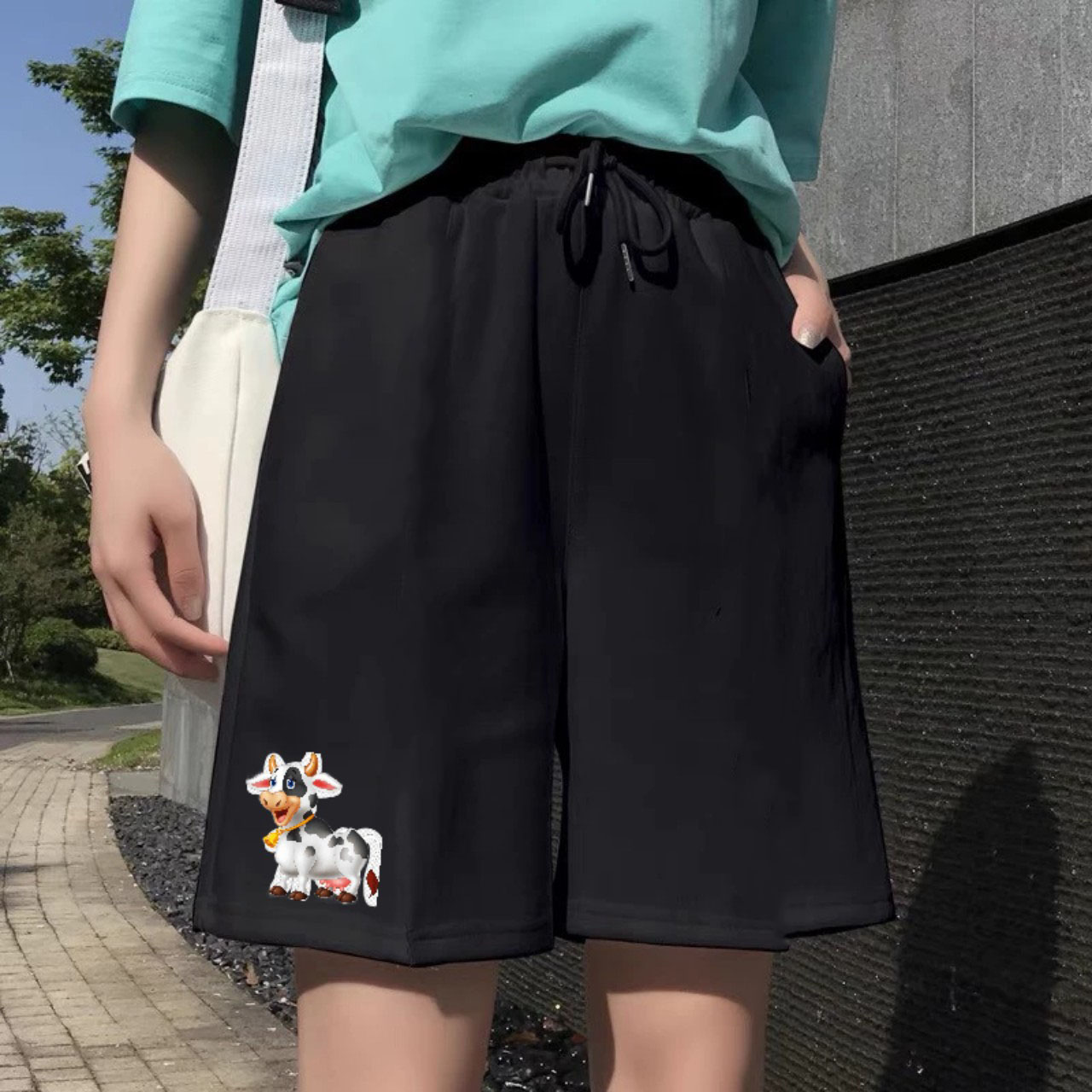 Quần short thun unisex nam nữ in hình hoạt hình dễ thương, siêu kute.  Chất liệu thun  Form dáng ống rộng  Dài 48-50cm  Đủ size từ 30 - 100kg  Hàng được sản xuất trực tiếp với số lượng lớn, giá tận gốc không qua trung gian, không có đại lý.  Bao kiểm hàng