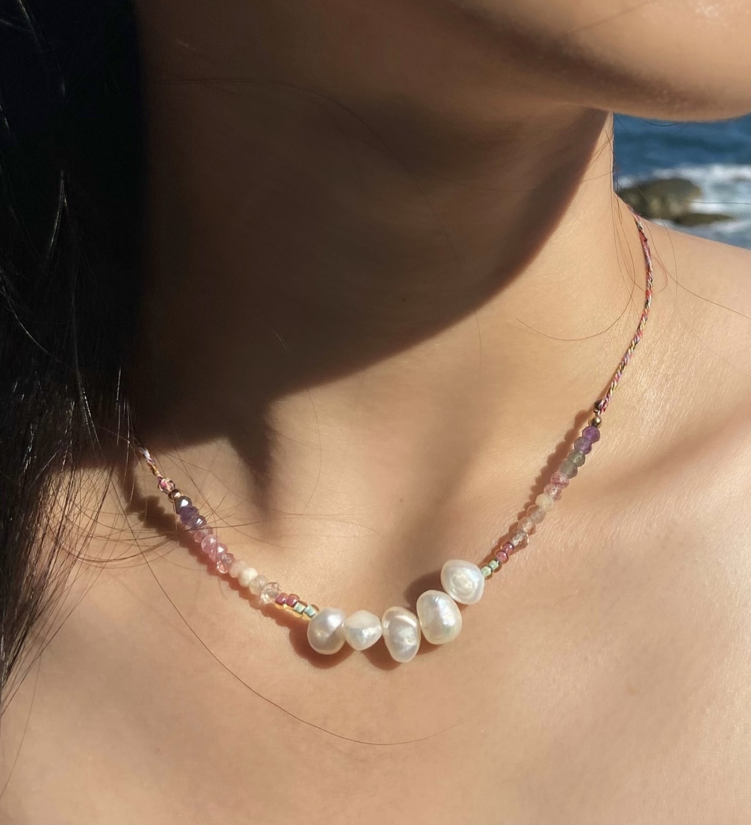 Vòng cổ la belle dây rút ngũ sắc ngọc trai đá tự nhiên handelait