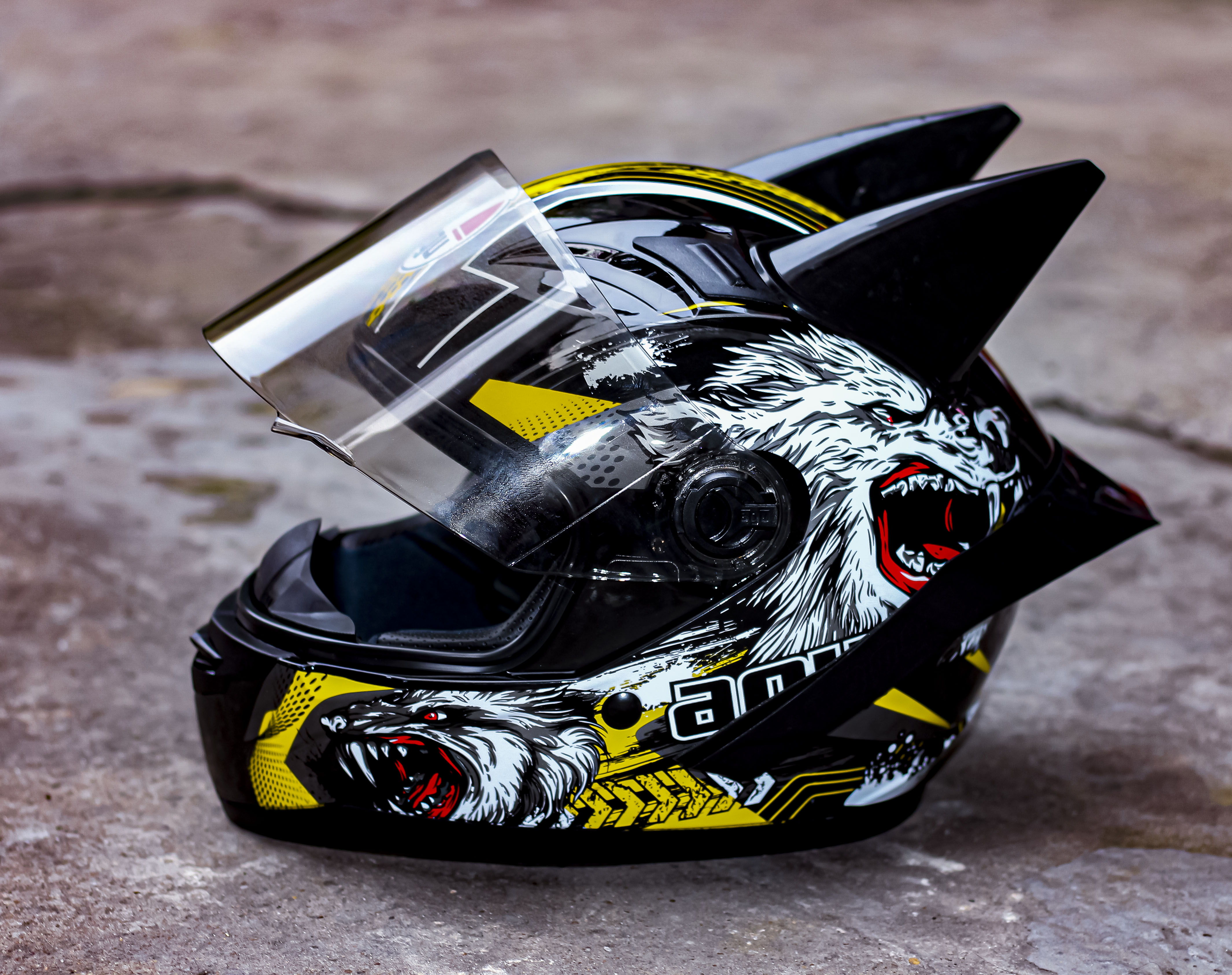 Mũ bảo hiểm AGU Tem Ma sói Vàng có sừng batman và đuôi gió + túi đựng nón