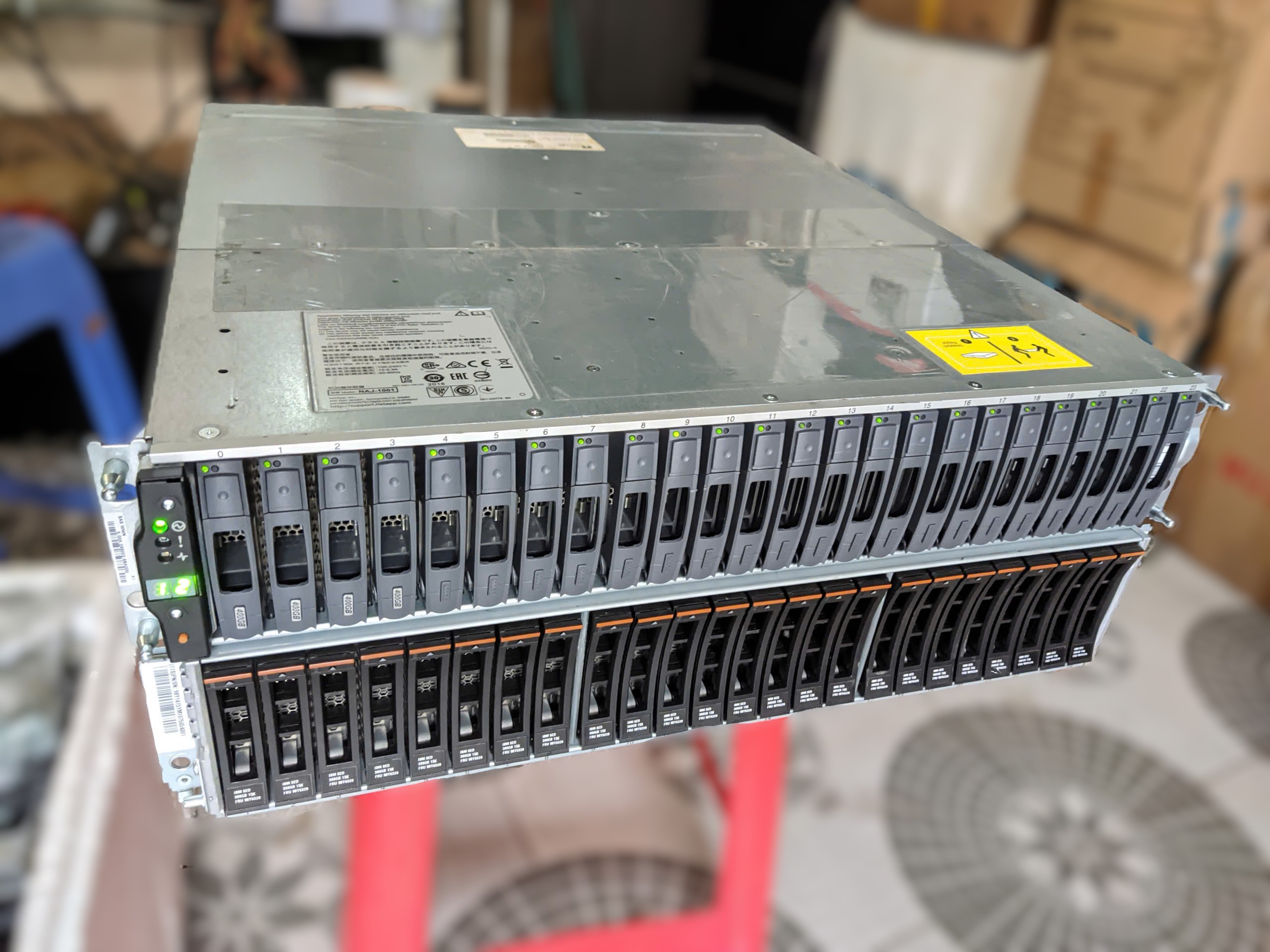 Thiết bị lưu trữ SAN NetApp DS2246 NAJ-1001 Array 24x 900GB 10K HDD 2x IOM6. P/N: DS2246. 1 x NetApp DS2246 Disk Array