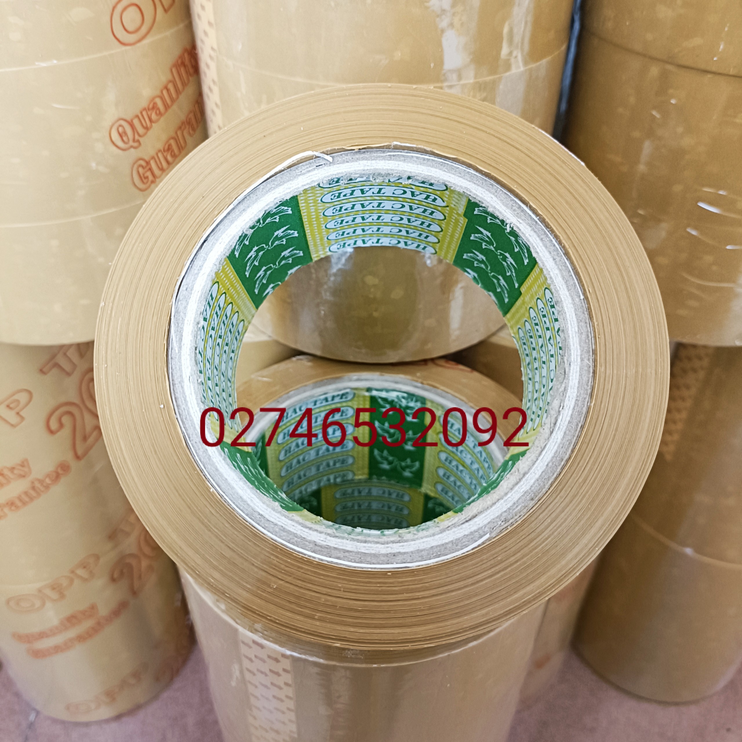 1 cuộn băng keo màu vàng đóng thùng carton 200 yard