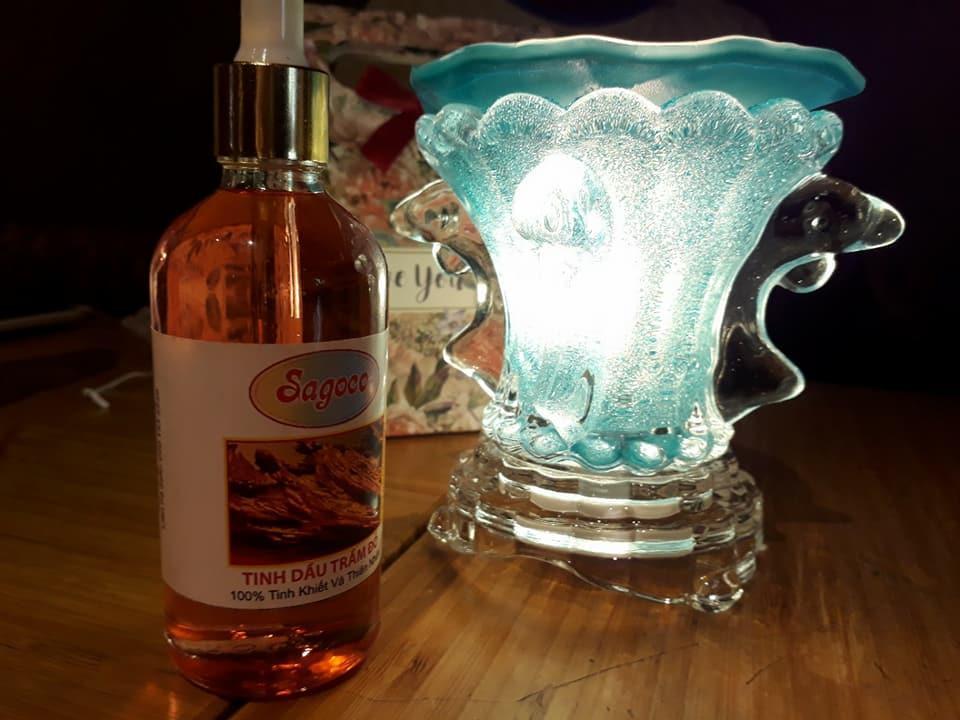 Combo đèn xông tinh dầu và tinh dầu trầm đỏ chai 100ml