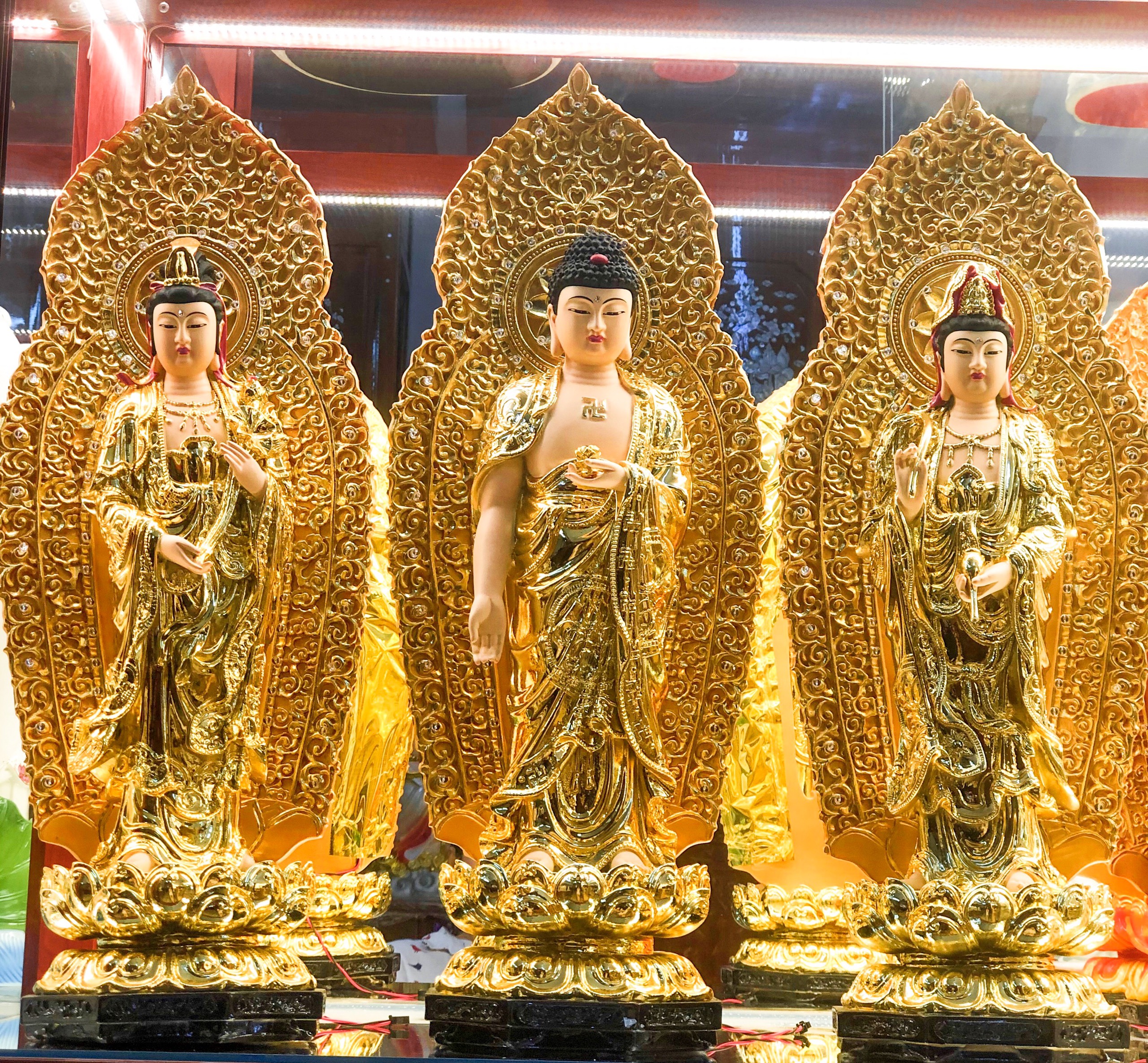 Tượng phật 3 vị Tam Thế vàng ánh kim dáng đứng có hào quang điện đủ màu sắc