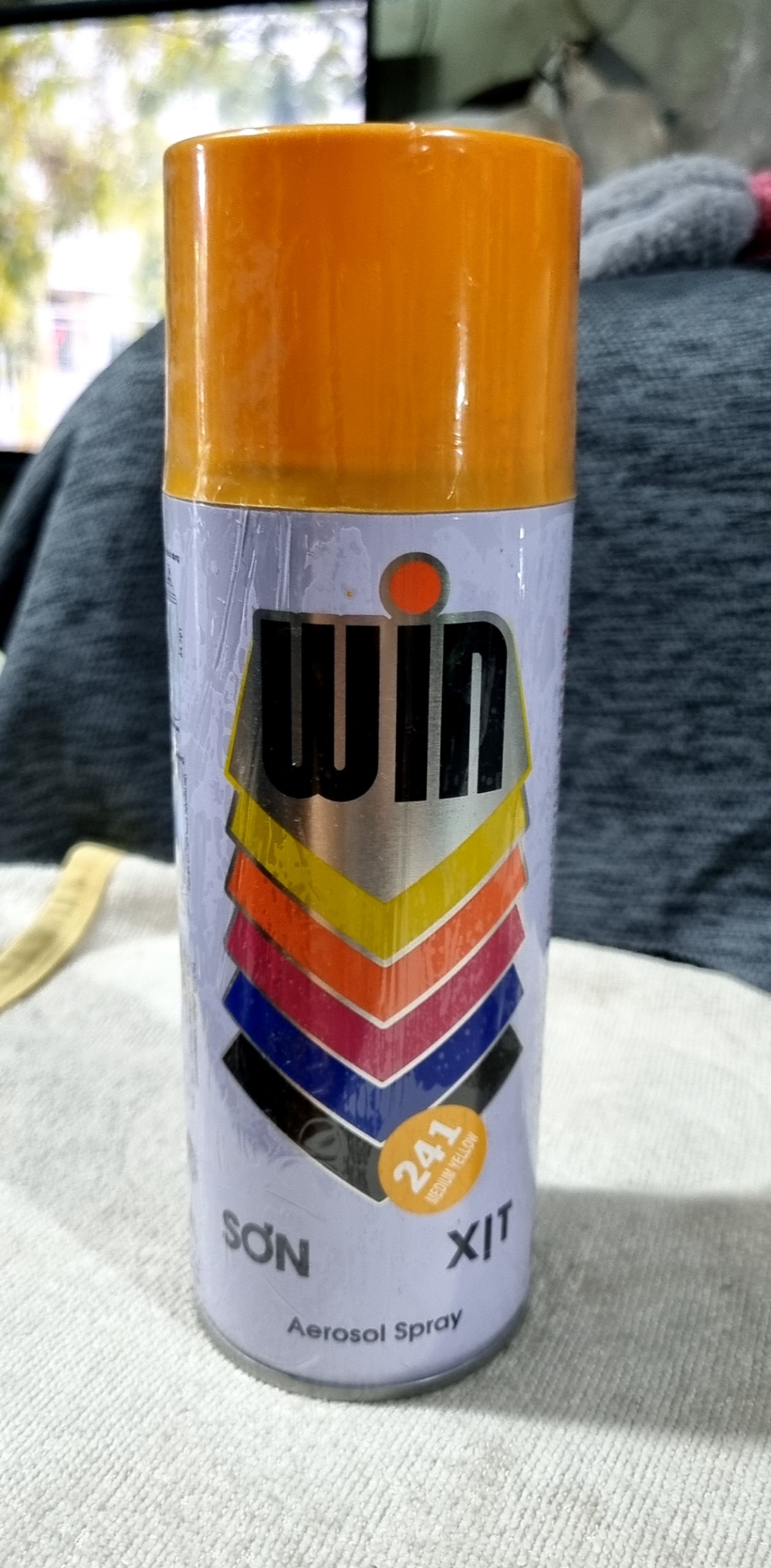 Sơn xịt màu vàng đậm a241 win