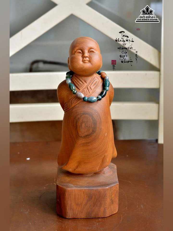 [HCM]Tượng Vạn Sự Tuỳ Duyên Gỗ Là Một Trong Những Vật Phẩm Phong Thủy Mang Biểu Tượng Của Sự An Lạc Và Vui Tươi Rất Được Nhiều Người Ưa Chuộng Để Trưng Bày Trong Nhà Hay Bàn Làm Việc Của Mình...