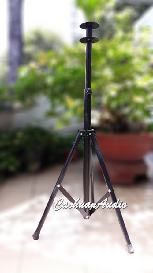1 cái chân để loa sân khấu