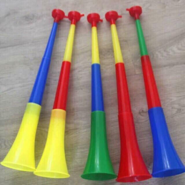 Kèn vuvuzela dùng cổ vũ bóng đá