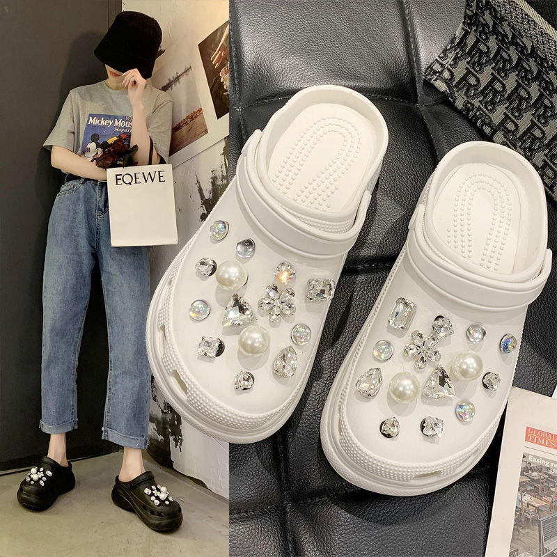 Giày lỗ dép lê bít mũi đi bên ngoài độn đế dày mùa hè cho nữ giày đi biển thường ngày đính đá ngọc trai dép lê chống trượt bánh xốp