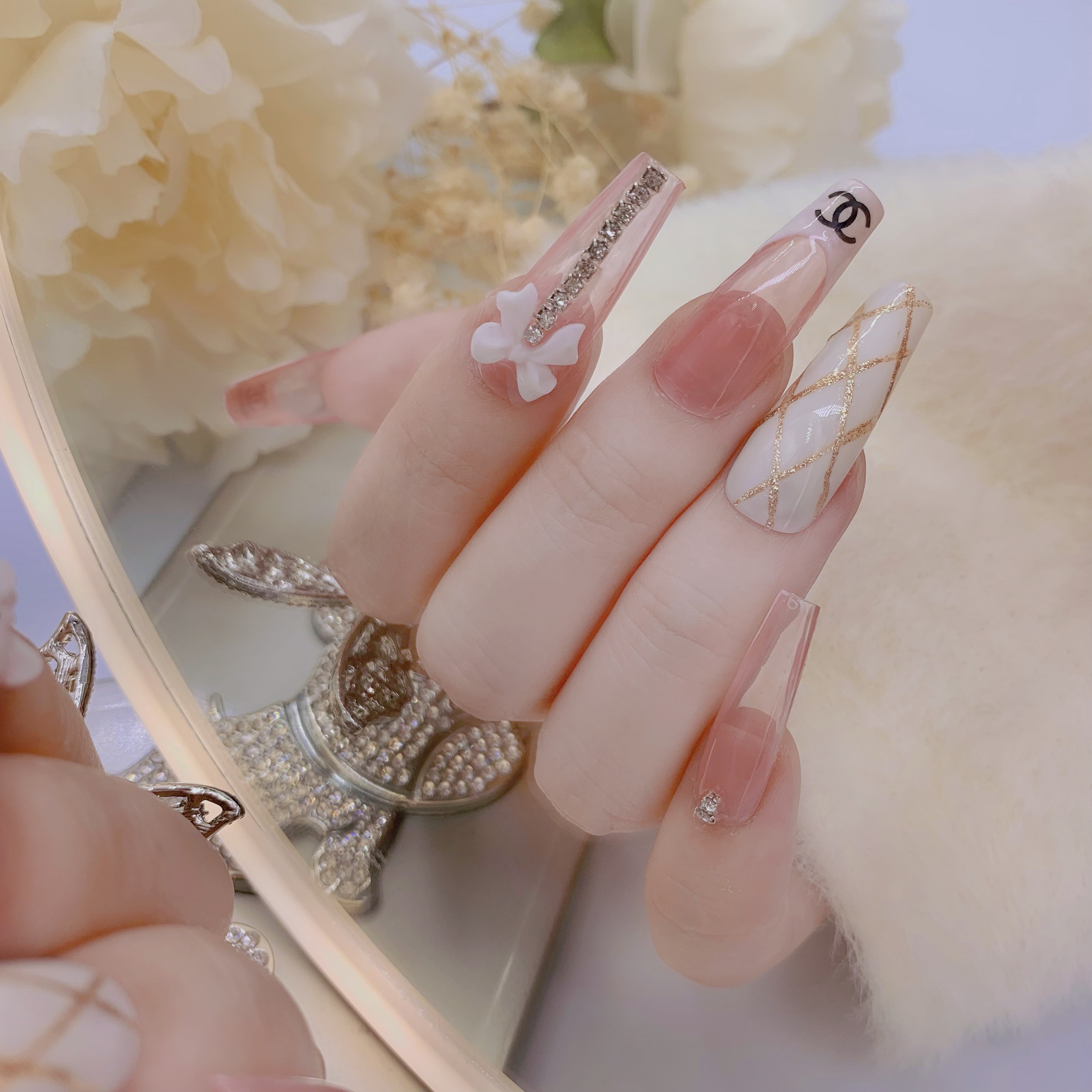 Móng tay giả dài nhọn đính đá, gắn nơ channel