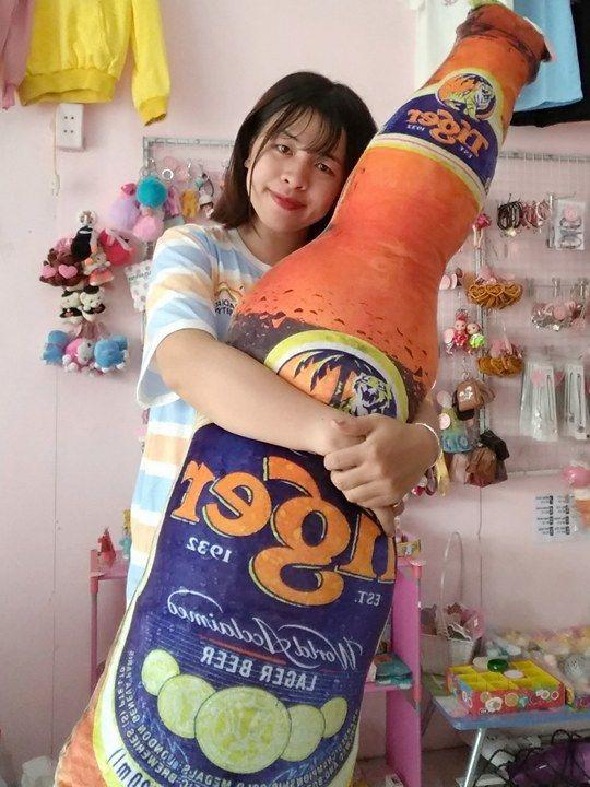 Thú nhồi bông gối ôm hình chai bia độc đáo