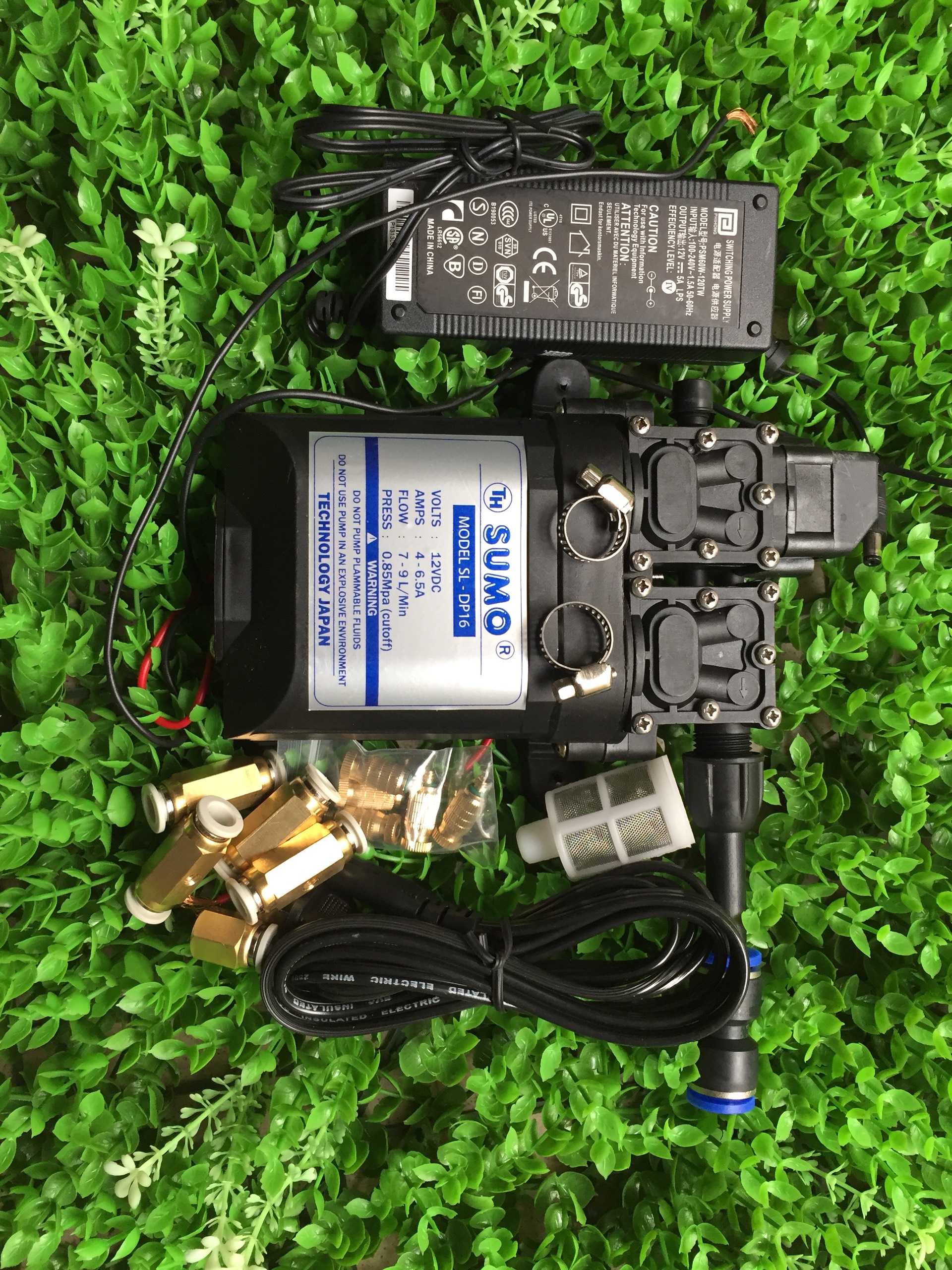 Bộ phun sương làm mát Sử dụng bơm đôi SUMO 12V Lưu lượng 10-12 L/phút 10 đầu béc phun 15m dây PE 8mm 1m dây hút lọc rác chưa kèm bộ chuyển nguồn