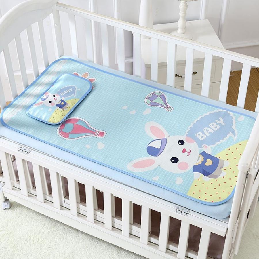 Chiếu lụa điều hòa kèm gối họa tiết siêu xinh cho bé ( ngẫu nhiên ) Tặng 01 khẩu trang xô cho bé