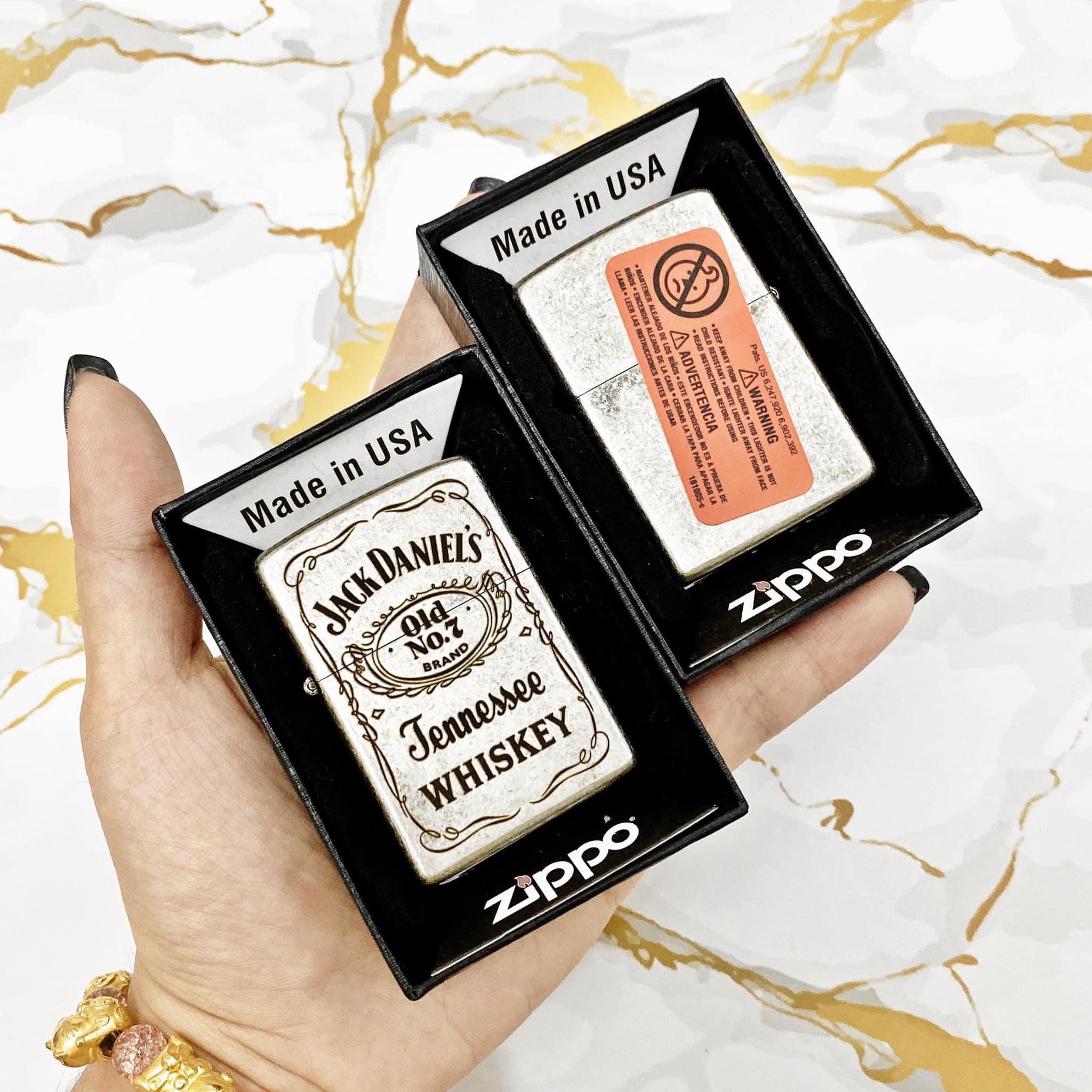 BẬT LỬA ZIPPO USA - BẠC CỔ LOGO RƯỢU JACK DANIELS NO.7 WHISKEY - RUỘT USA (CÓ TEM ĐỎ) - (XÀI XĂNG)