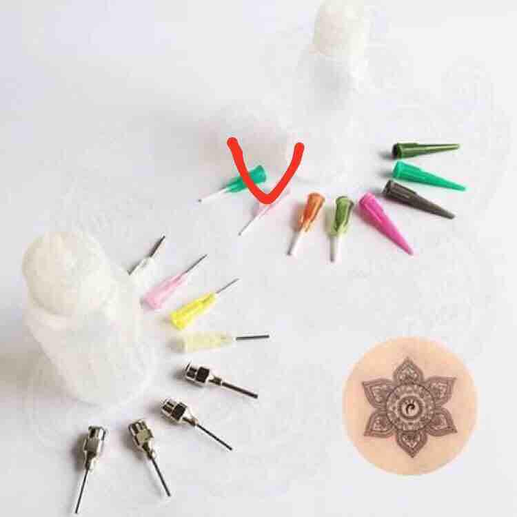 01 lọ đựng mực vẽ Henna và 4 đầu kim kích cỡ to nhỏ khác nhau