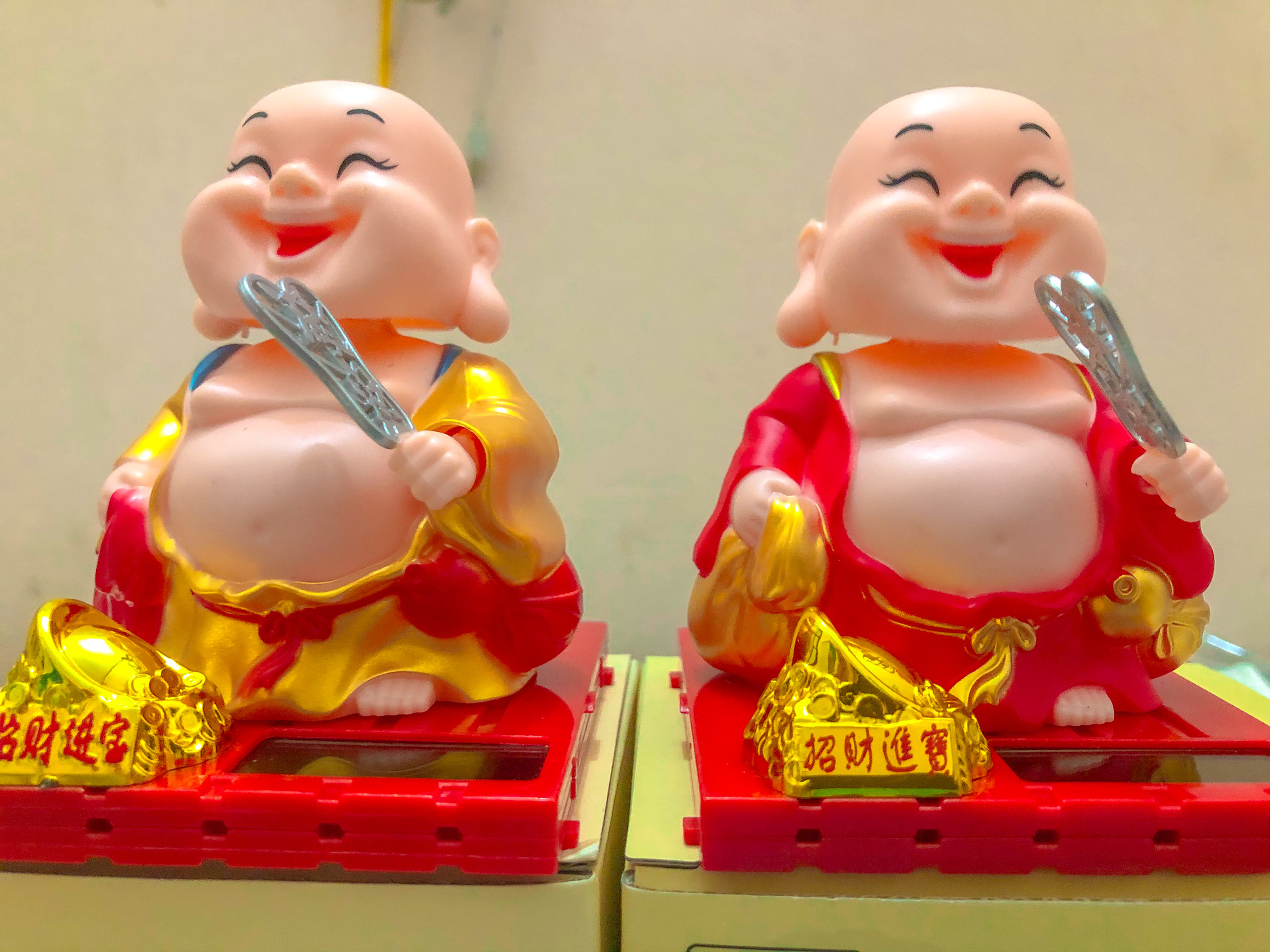 Tượng Phật May Mắn Ông Di Lặc Tay Cầm Quạt, trang trí xe hơi, phong thủy, bàn làm việc mang đến may mắn, phúc lộc.