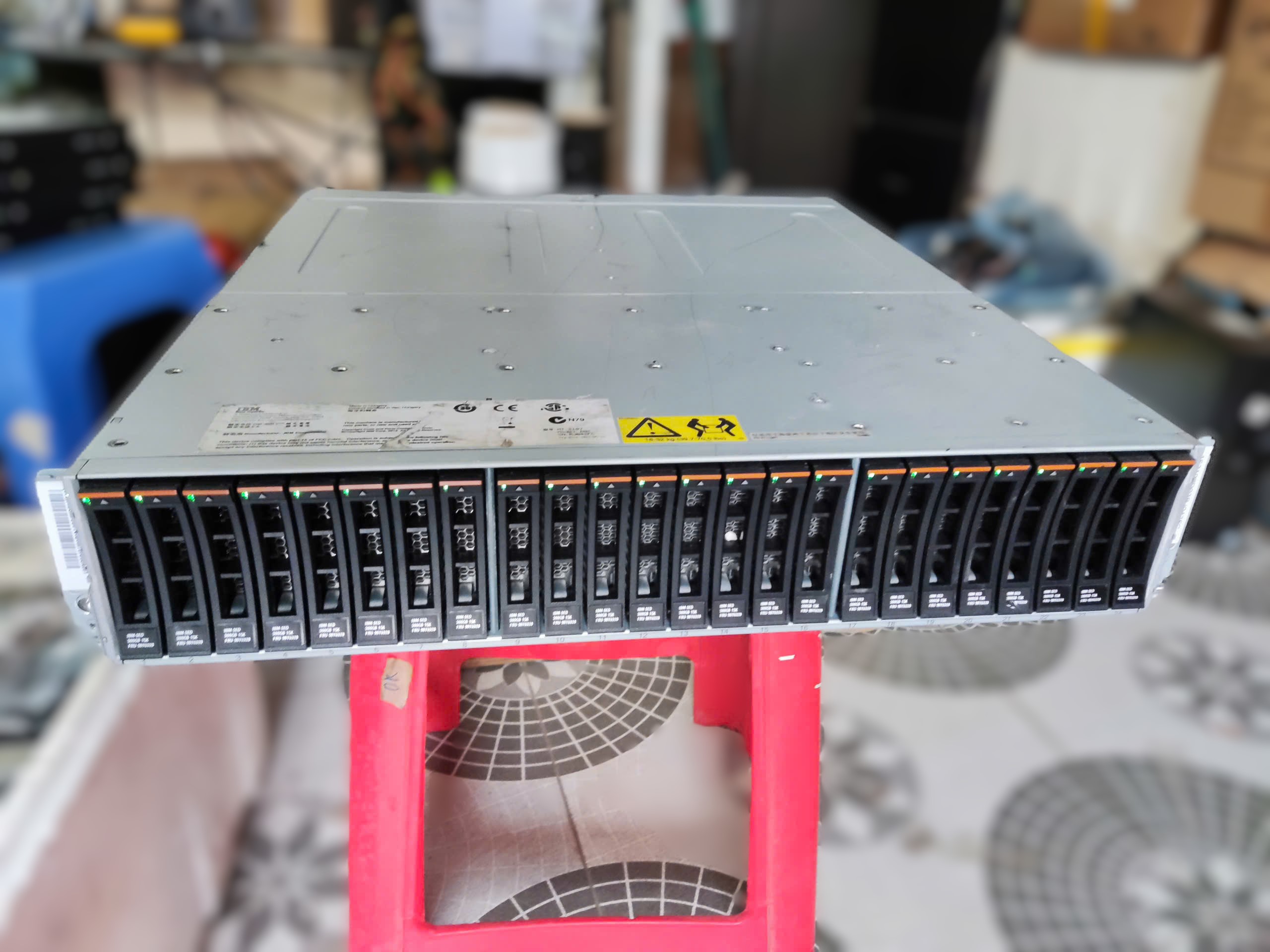 Thiết bị lưu trữ SAN IBM System Storage DS8000 Dual Controller, Dual Power Supply 800watt , 24 ổ SAS 300Gb tổng 7,2Tb