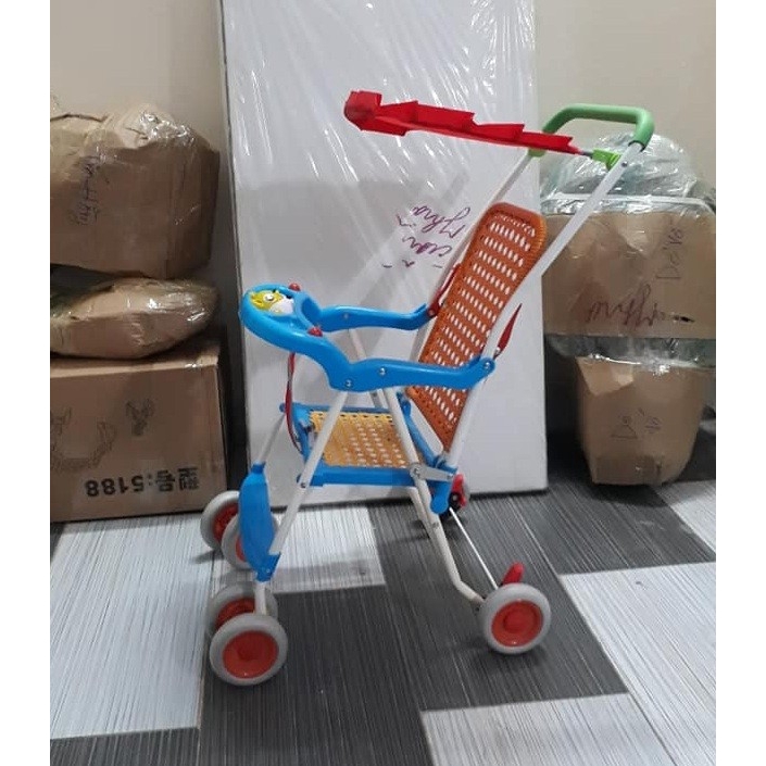 Xe đẩy nhựa giả mây gấp có nhạc, bảo hiểm, mái che, phanh chân