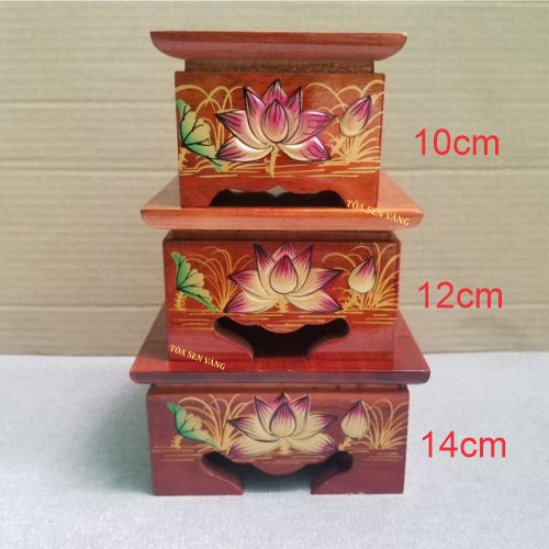 Đế gỗ - đôn gỗ trang trí hoa sen đắp nổi. mặt vuông nhiều kích thước. cao 7cm đến 7.5cm.