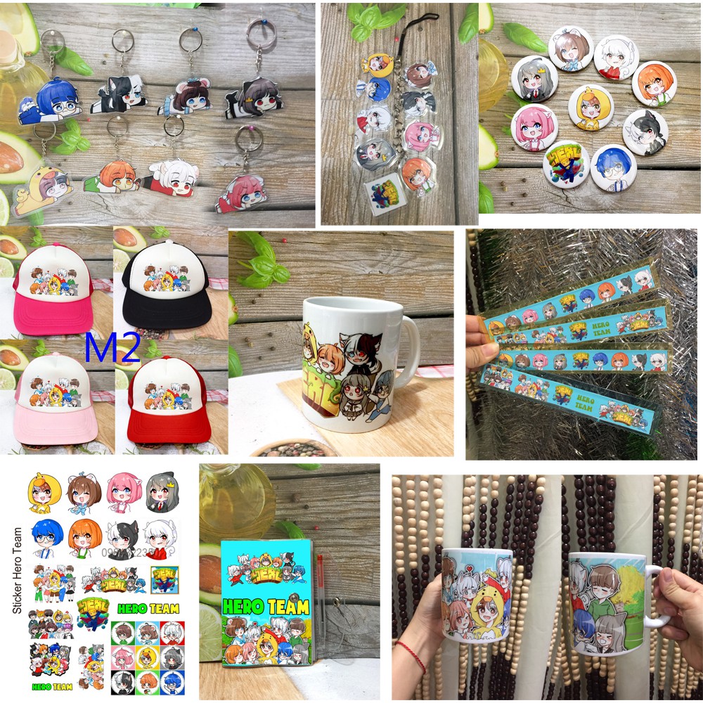 Combo Hero team gồm 1 túi bút , 1bộ huy hiệu 9 cái1 bút 6 màu,1 sổ ,1 bộ sticker 26 sticker,1 bộ móc gồm 8 móc,2 thước, 1 cốc,1 dây móc
