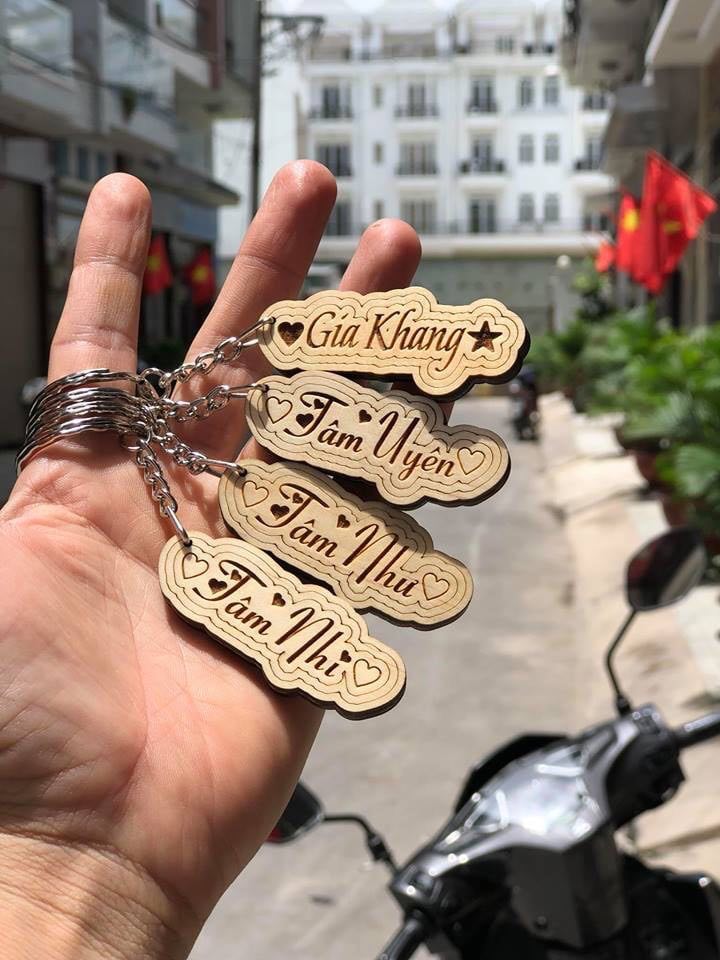 Móc khóa khắc hình theo yêu cầu - Móc khóa Khắc Tên - Cắt tên theo viền